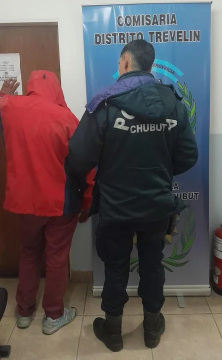 Lo sorprendieron cuando abordaba a una mujer a pesar de tener una prohibición de acercamiento