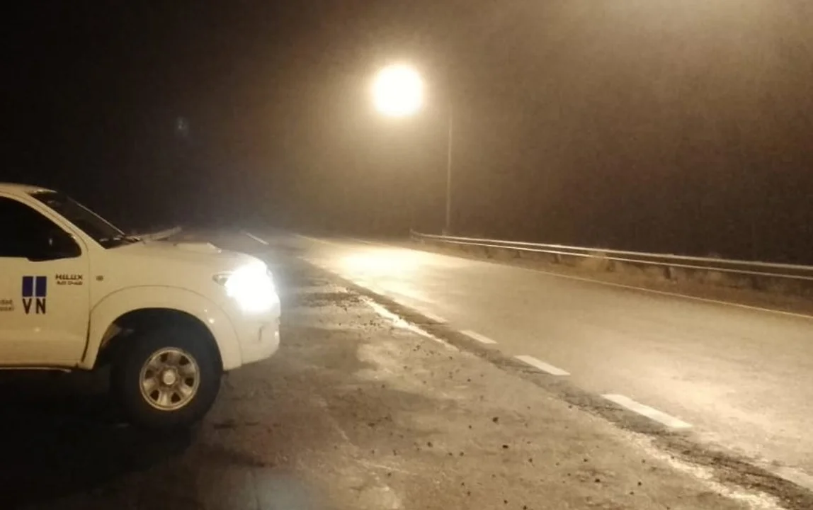 Calzada con escarcha y nieve en sectores de la Ruta 40, entre Esquel y Epuyén
