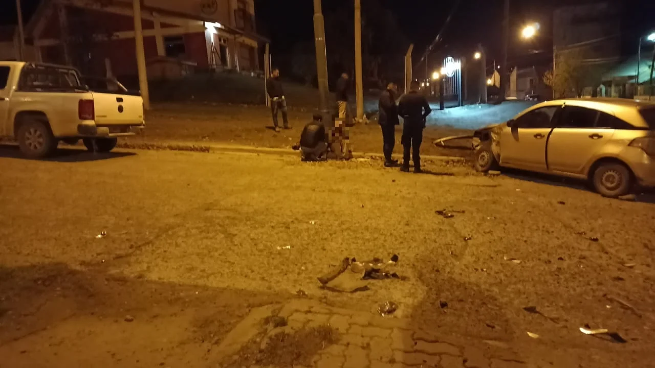 Choque entre camioneta y auto deja a adolescente lesionada