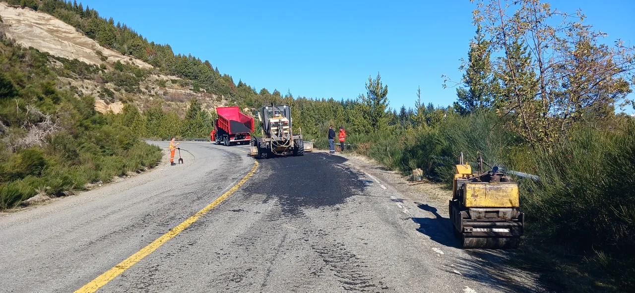 Ruta 40: realizan tareas de bacheo entre Bariloche y El Bolsón