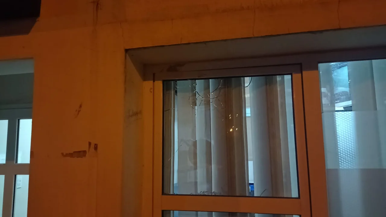 Vandalismo: Detuvieron a un hombre por dañar los vidrios de la guardia del hospital