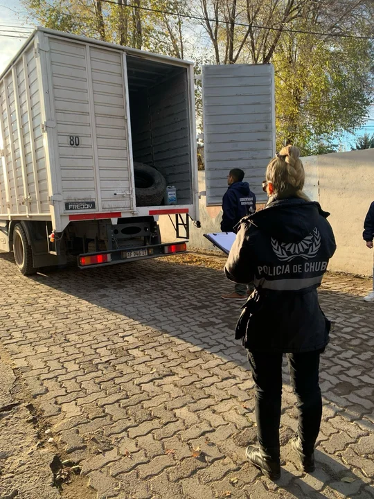 Secuestran importante cargamento de cubiertas y baterías