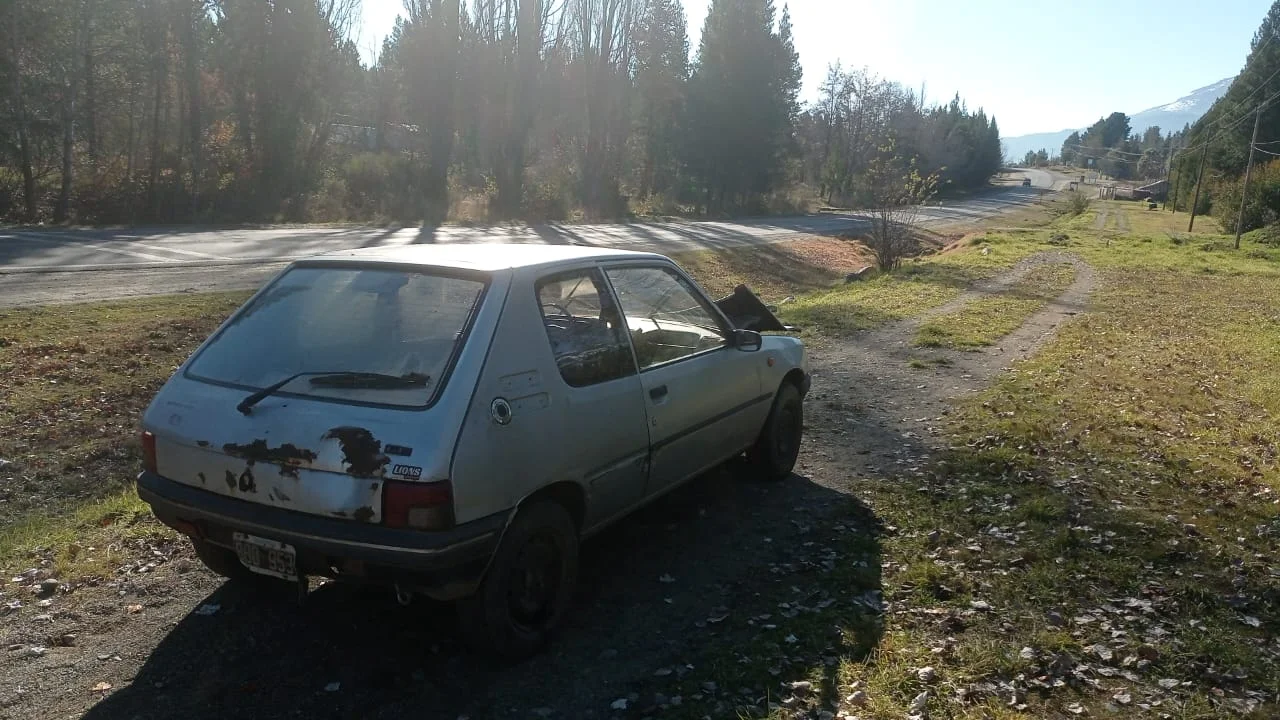 Apareció a la vera de la Ruta 40 un auto robado en El Bolsón