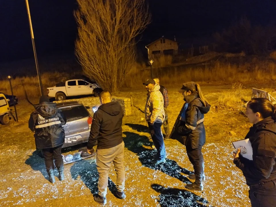 Perro antinarcóticos descubrió 700 dosis de cannabis en un auto que ingresaba a Esquel