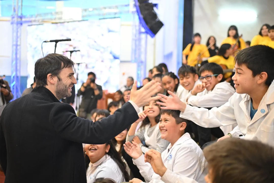 El gobernador presentó el programa "Chubut Aprende"