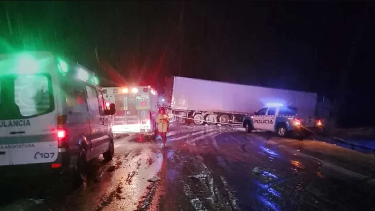 Cuatro muertos en un choque sobre la Ruta 40 entre Villa La Angostura y Bariloche (Foto: Río Negro)