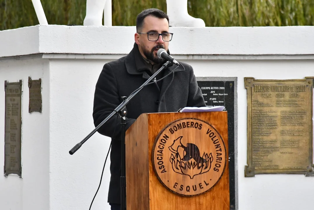Bomberos Voluntarios de Esquel conmemoraron su día con desfile y entrega de distinciones