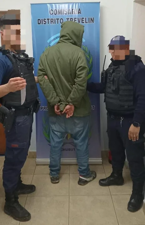 Detienen a un hombre que tenía un cuchillo e invitaba a pelear en la vía pública