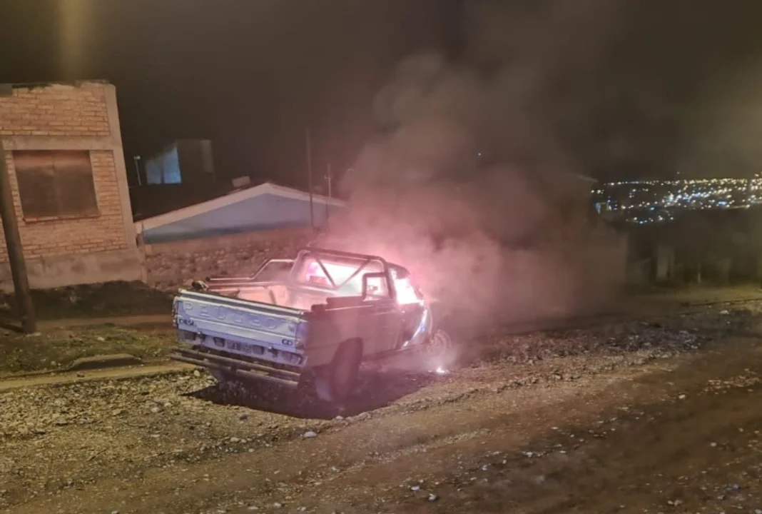 Alarma por el incendio de una camioneta en Esquel