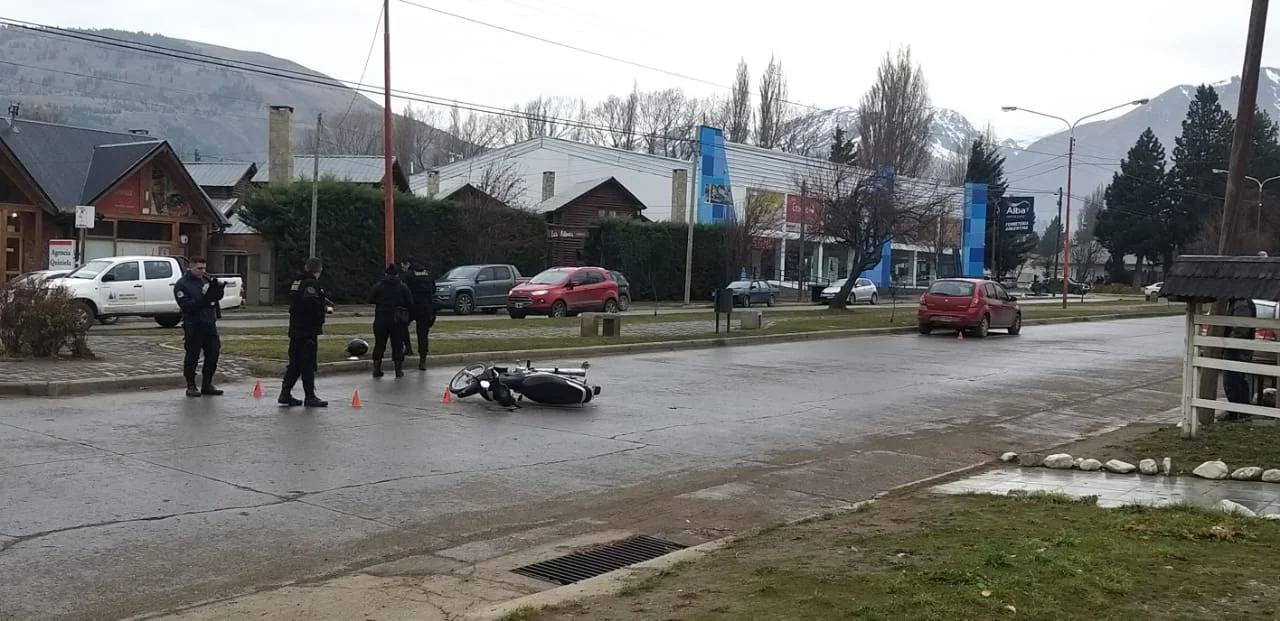 Un motociclista fue trasladado al hospital tras accidente con un auto