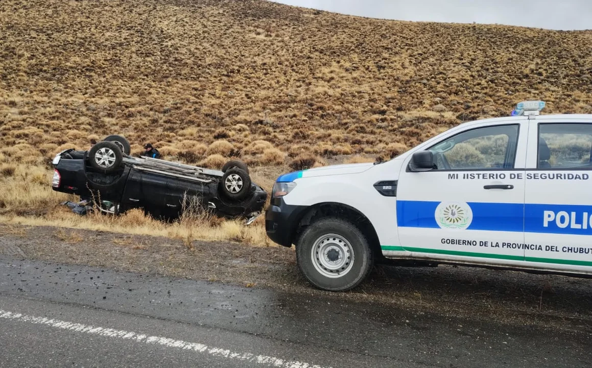 Viajaban hacia la cordillera y volcaron en la Ruta 40 cerca de Tecka