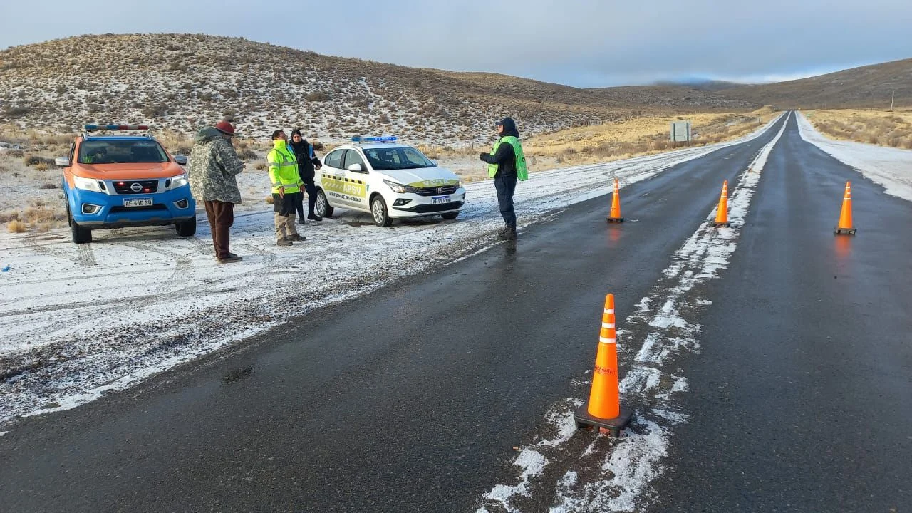 Amplio operativo de asistencia en rutas y ciudades afectadas por el temporal de nieve en Chubut