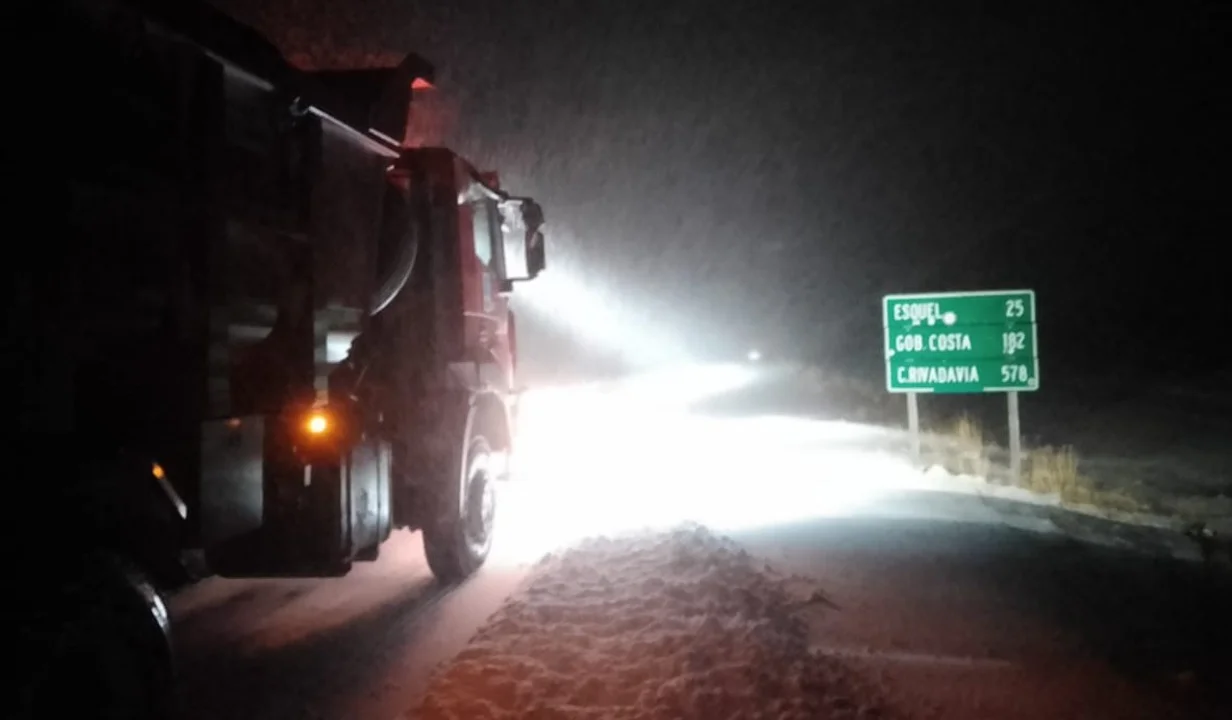Siguen las intensas nevadas en Chubut y varias permanecen rutas cortadas