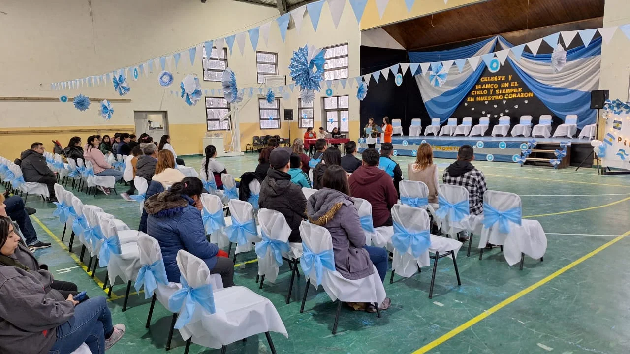 Emotiva ceremonia de Promesa a la Bandera Nacional en Aldea Escolar