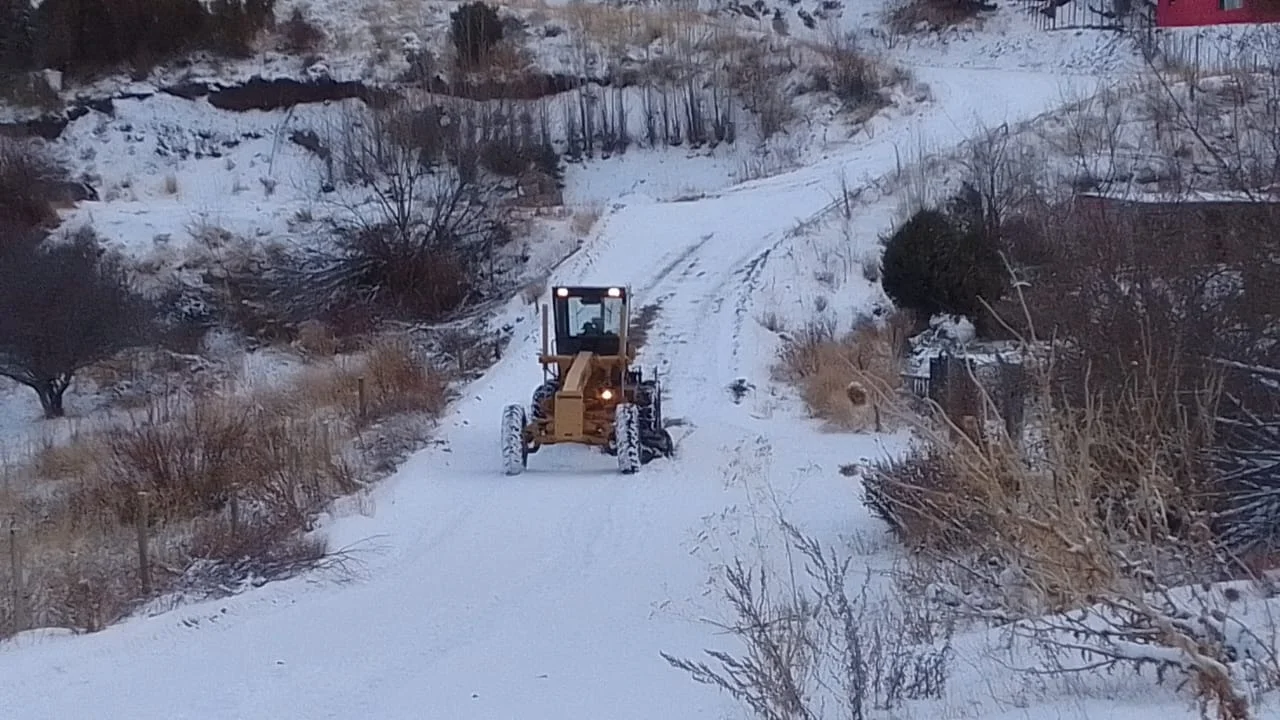 Operativo de emergencia en Esquel por nevadas: despeje de calles