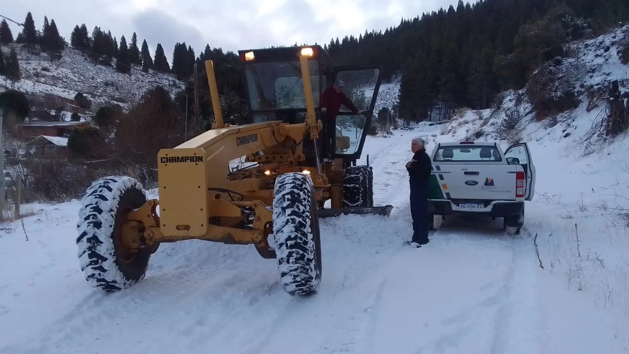 El Municipio de Esquel señaló que hoy continúa el despeje de calles para facilitar accesos