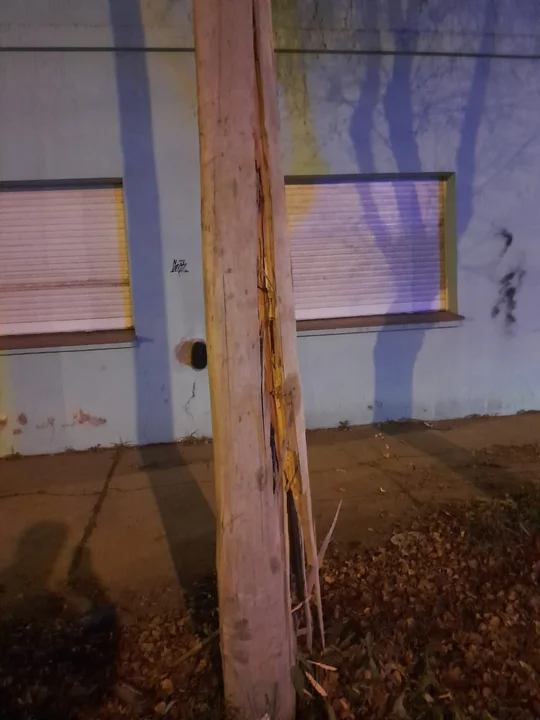 Chocó contra un poste de luz, dejó el vehículo y se fue