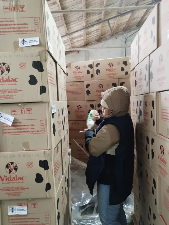 Destacan el trabajo de voluntarios de Cáritas para la distribución de leche en polvo en Chubut