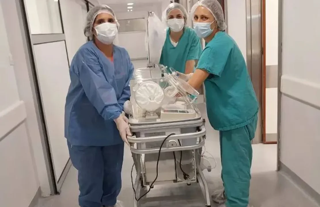 Familia chubutense dio a luz cuatrillizos y Milei podría ser el padrino de uno de los bebés