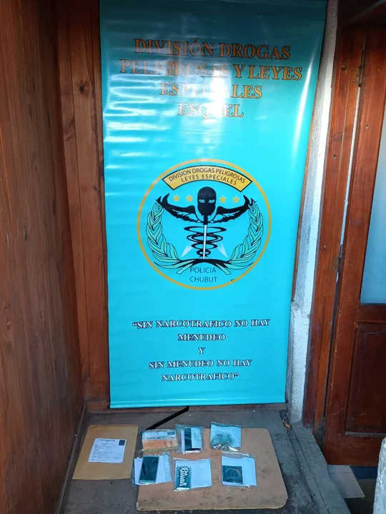 Policía desarticuló punto de venta de drogas en Esquel: Secuestran marihuana y dinero en efectivo