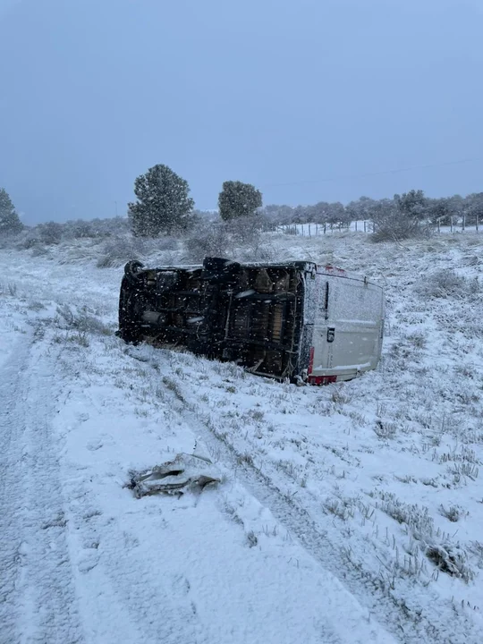 Choque y vuelco entre una camioneta y un utilitario en la ruta entre Esquel y Trevelin