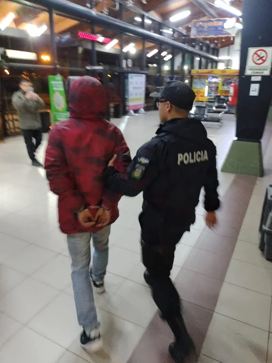 Detienen a hombre con dos pedidos de detención en la Terminal de Ómnibus de Esquel