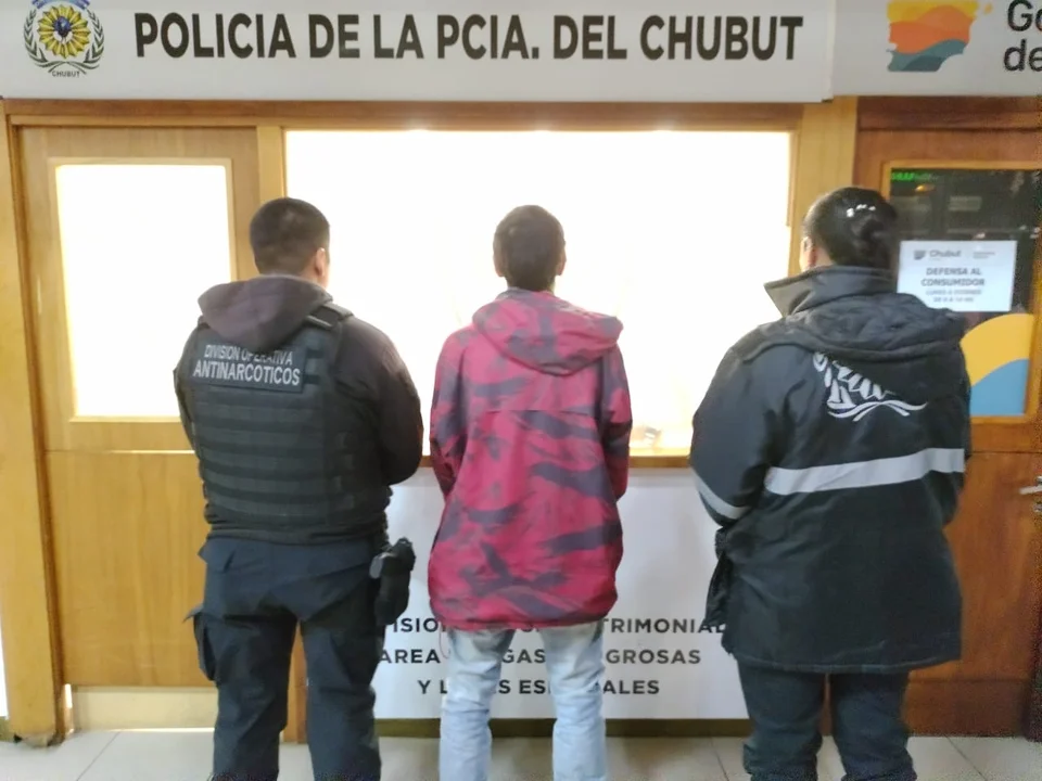 Detienen a hombre con dos pedidos de detención en la Terminal de Ómnibus de Esquel