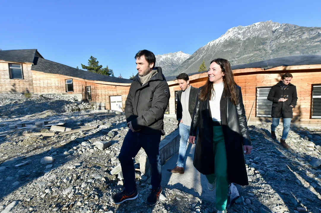 Torres firmó el contrato para la construcción del nuevo Hospital en Epuyén