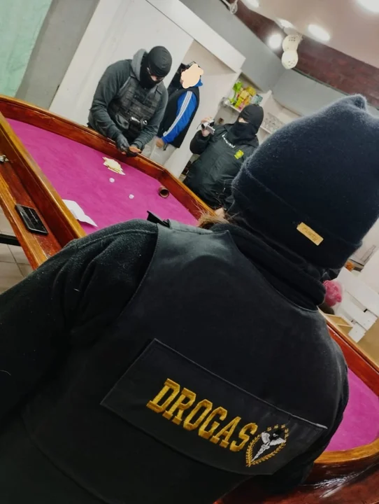 Desbarataron un casino clandestino en Esquel y secuestraron gran cantidad de bebidas alcohólicas