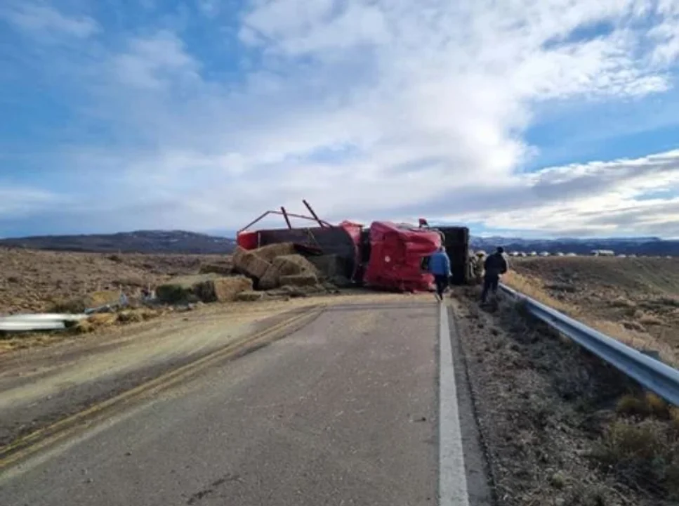 Accidente fatal: murió el hombre que chocó contra un camión cuando viajaba a Esquel