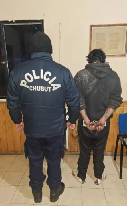 Mal día: pinchó una rueda, lo auxilió la policía y terminó detenido