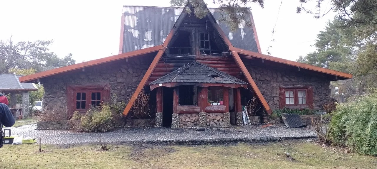 Voraz incendio afectó cuatro cabañas de un conocido complejo turístico de la Comarca