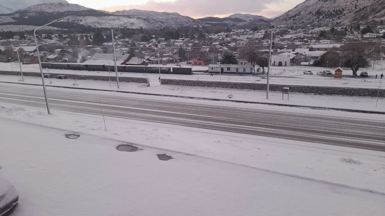 Esquel amaneció nevado y el frío se hace sentir