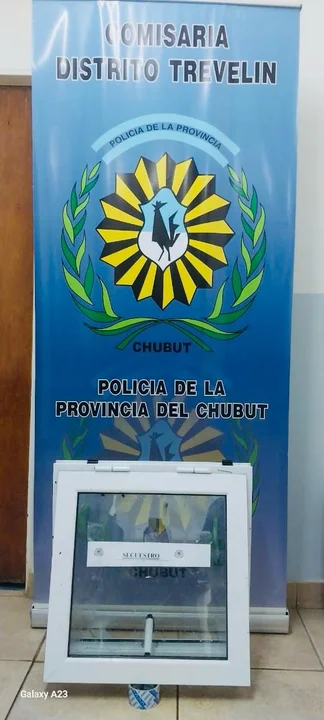 Caminaba por la calle con una ventana y cuando vio a la policía la tiró e intentó huir
