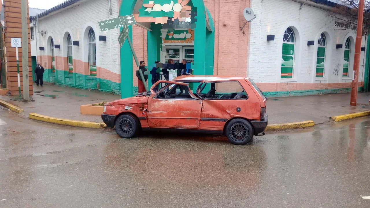 Fuerte choque entre un camión y un auto en el centro de Esquel