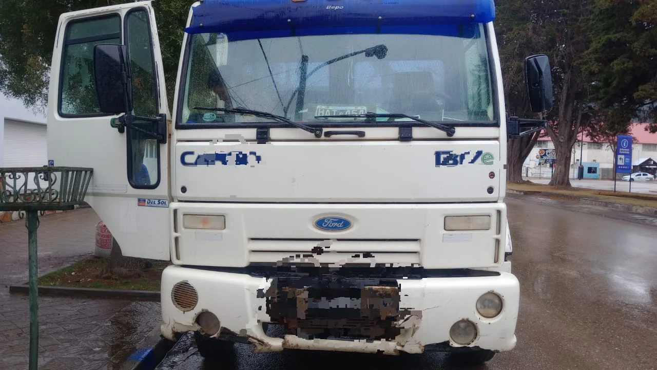Fuerte choque entre un camión y un auto en el centro de Esquel