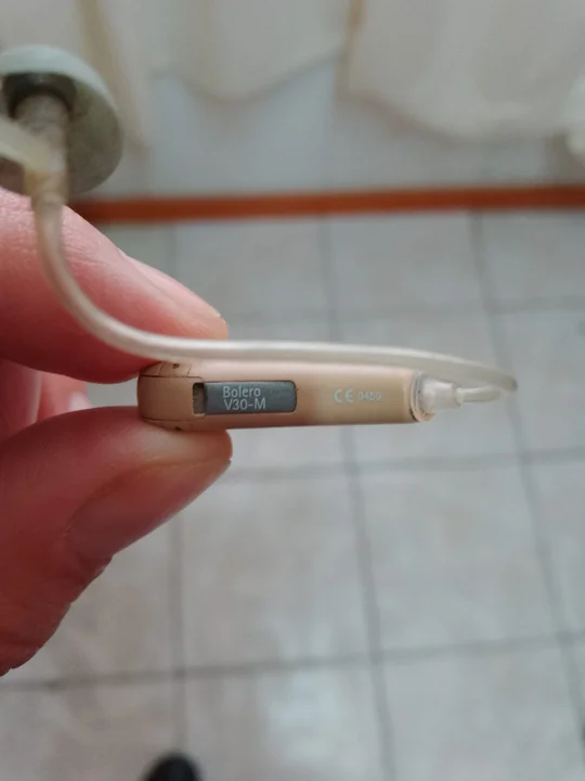 Encontraron un audífono en la vía pública y buscan a su propietario