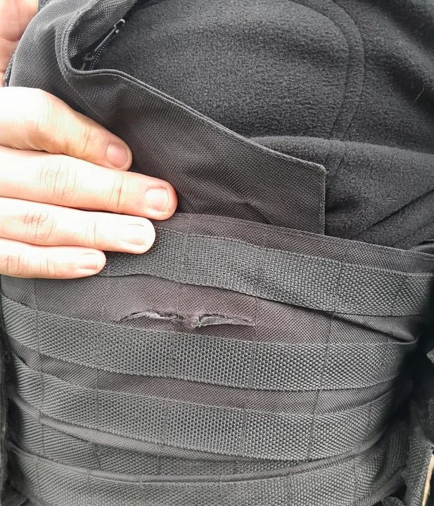 Intentó robar un escobillón de un comercio y enfrentó a la policía con un cuchillo