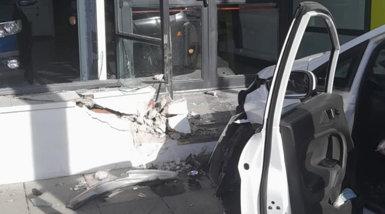 Del super a la concesionaria: Perdió el control del auto y chocó contra un local