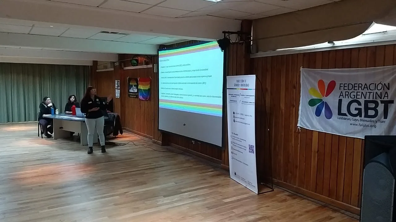 Charla de sensibilización para prestadores turístico de cara a la Marcha Provincial del orgullo LGBTQ+