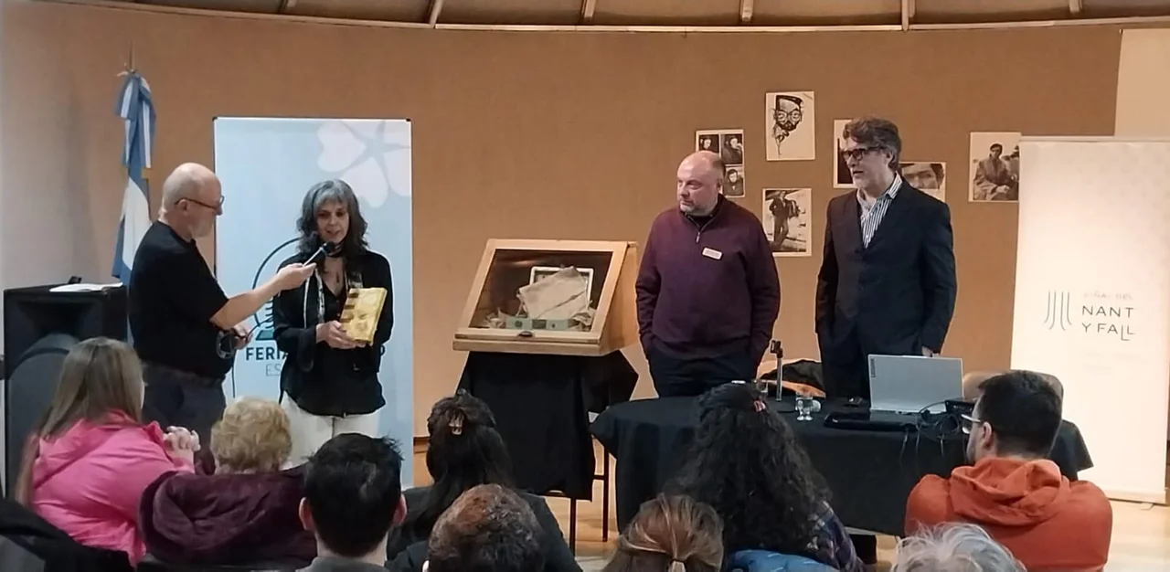 Bibliotecaria de Esquel creó la original encuadernación del libro de los dragones de Nant y Fall