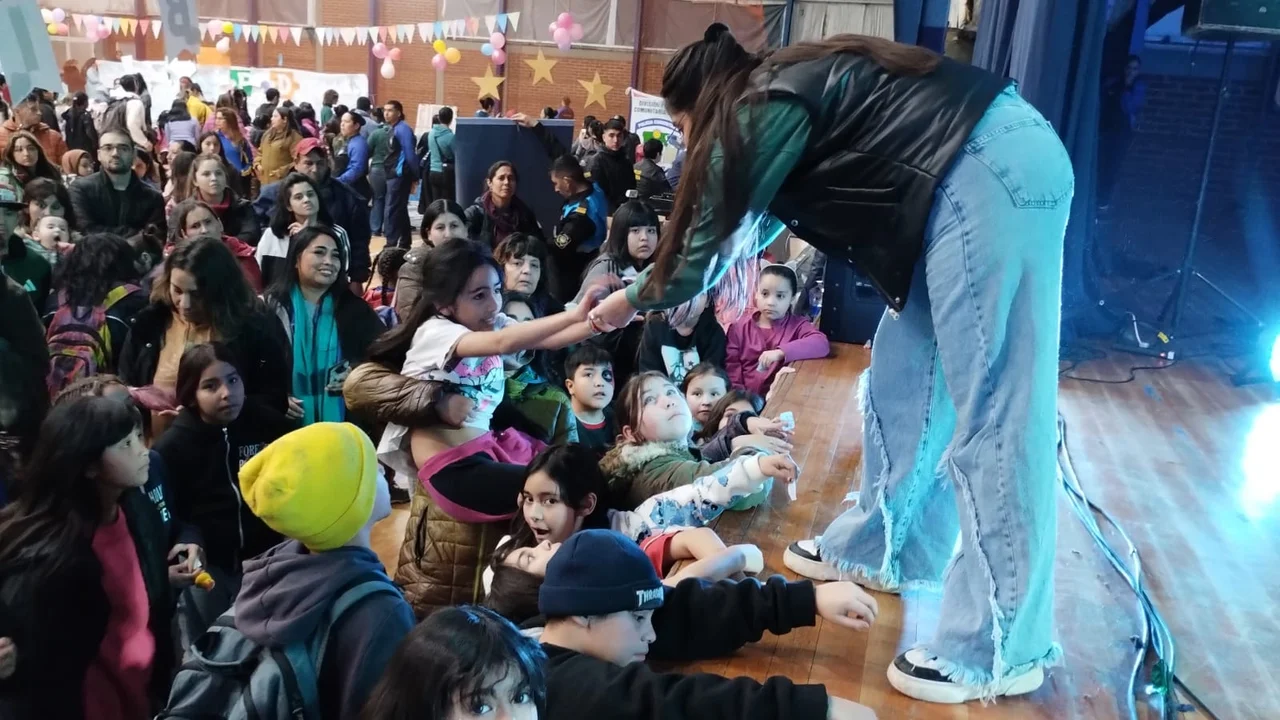 Con un gimnasio colmado y mucha diversión, se festejó el Día de las Infancias en Esquel