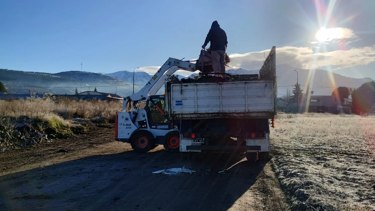 El municipio erradicó un basural clandestino en Rivadavia y Avenida Yrigoyen