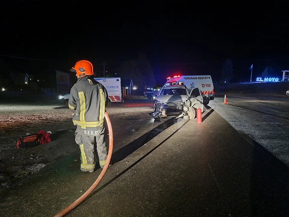 Fuerte choque en la Ruta 40 cerca de la localidad de El Hoyo (Foto: Bomberos Voluntarios El Hoyo)