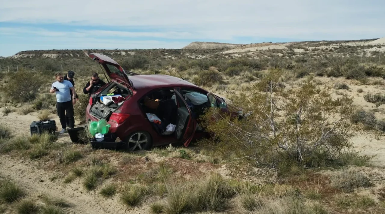 Perdió el control del auto por un bache y terminó volcando en Ruta 3
