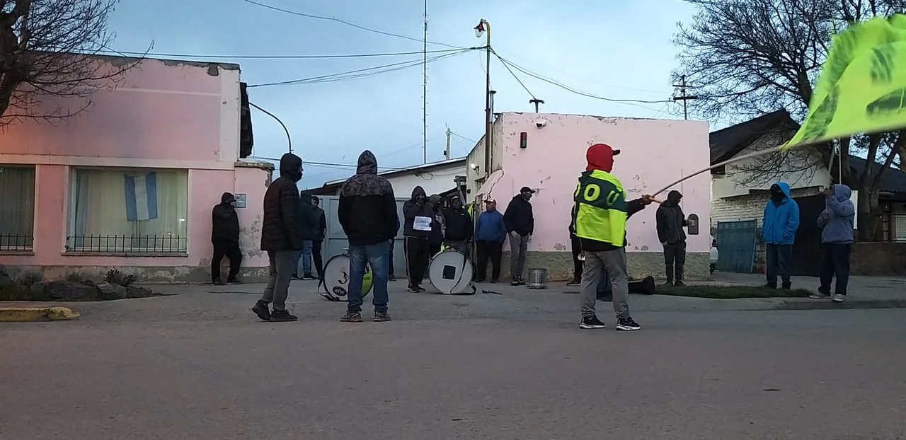 UOCRA bloqueó la Municipalidad de Esquel y no hay salida de camiones