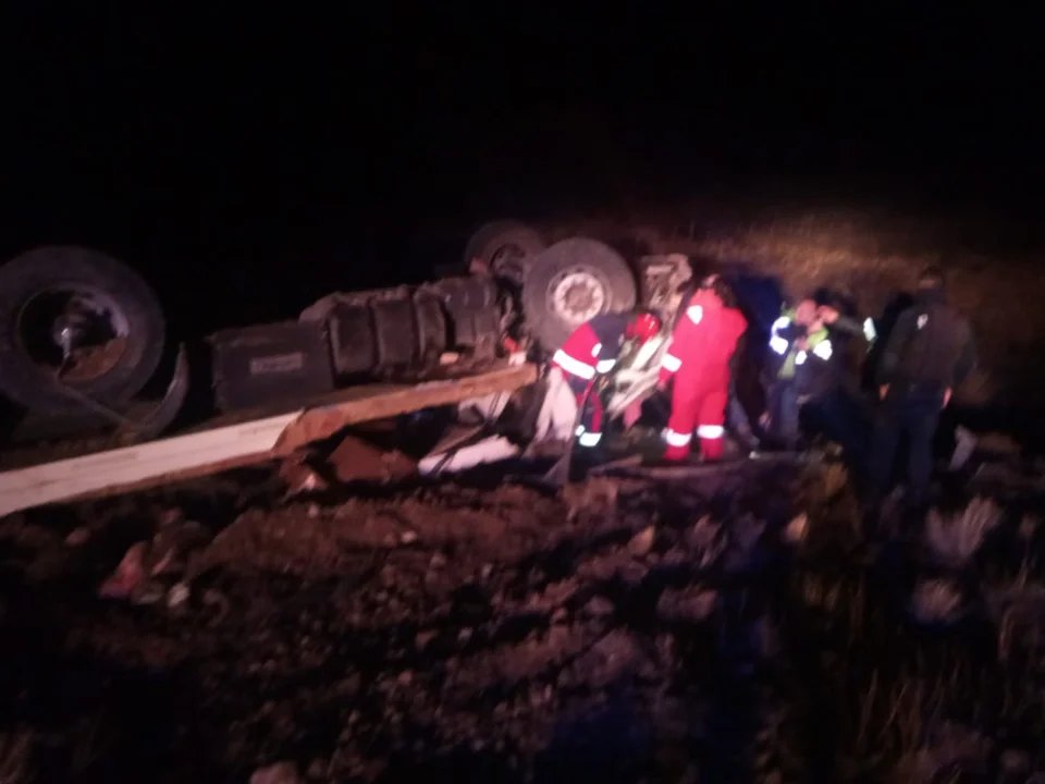 Volcó un camión cerca de Tecka y el conductor quedó atrapado en la cabina