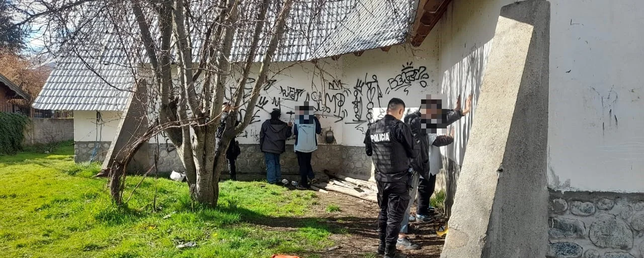 Sorprenden infraganti a cinco jóvenes que realizaban pintadas en la pared de una iglesia