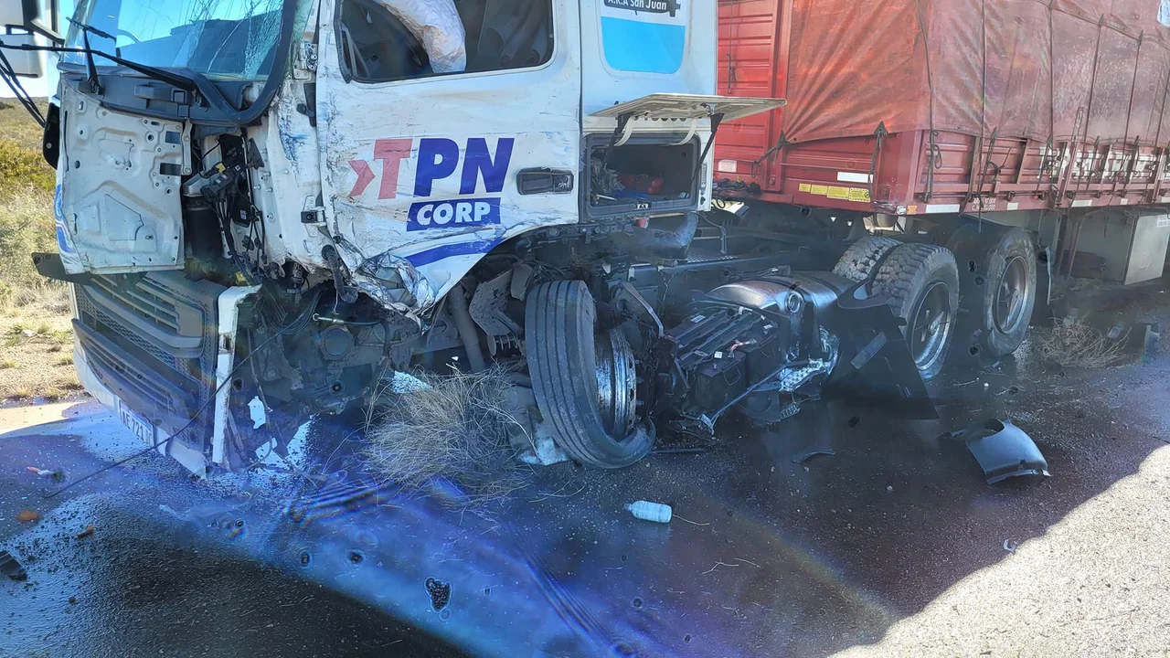 Murió un comisario de Chubut tras chocar contra un camión en Ruta 3