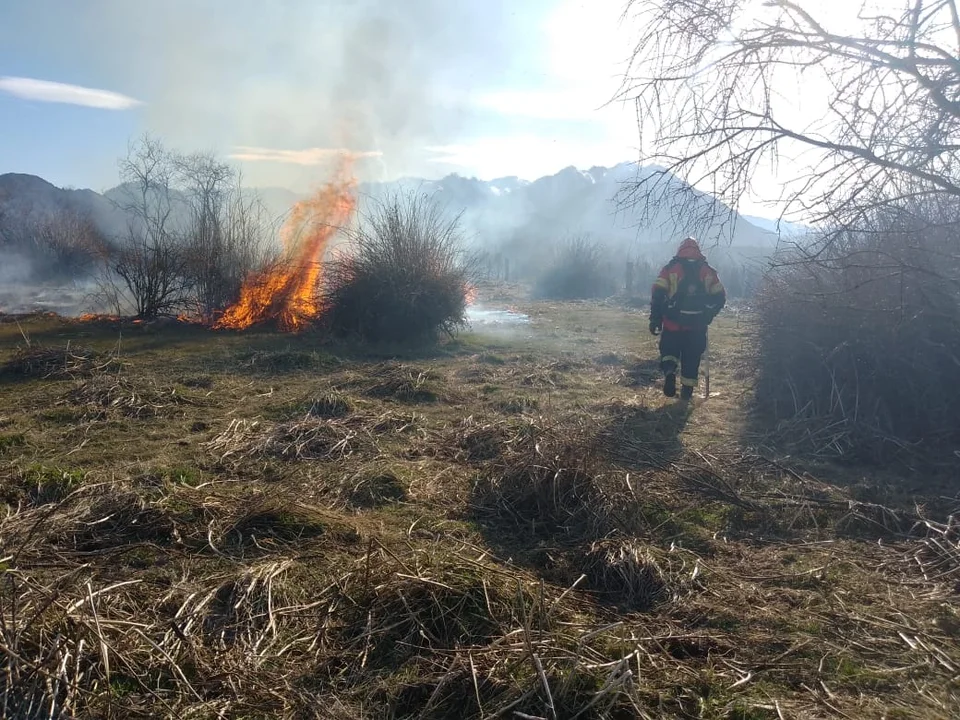 Quemaba basura y provocó un incendio de pastizales en Cholila